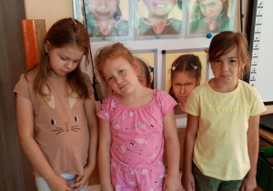 Dziewczynki przedstawiają emocję - smutek.